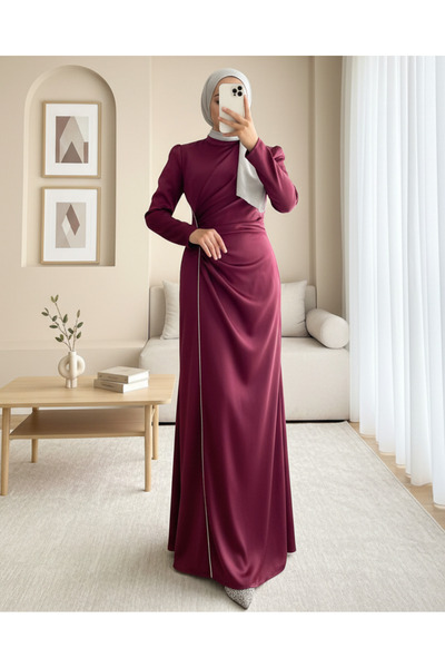 HİJABAYA Βραδινό φόρεμα από σατέν με πέτρινη ρίγα και ντραπέ στη μέση