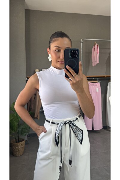 YOUR NAME Bluză înaltă albă pentru femei - pe jumătate cu gât rotic, fără mâneci