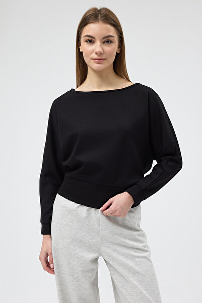 Rays Черна блуза с лодкаобразно деколте, крилати ръкави и набори 8316A