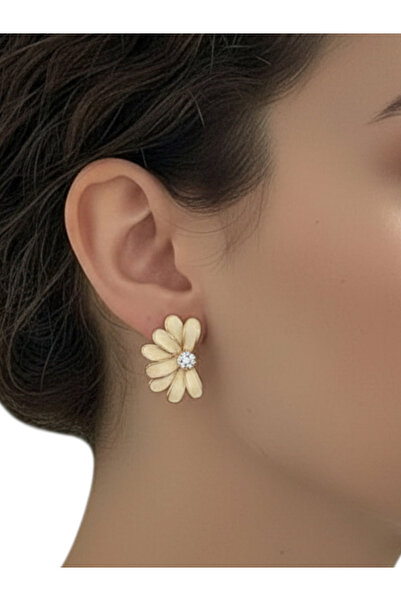 MODAMİRA AKSESUAR ✨   أقراط على شكل زهرة |   تفاصيل ذهبية |   { الطول: 2.5 سم...