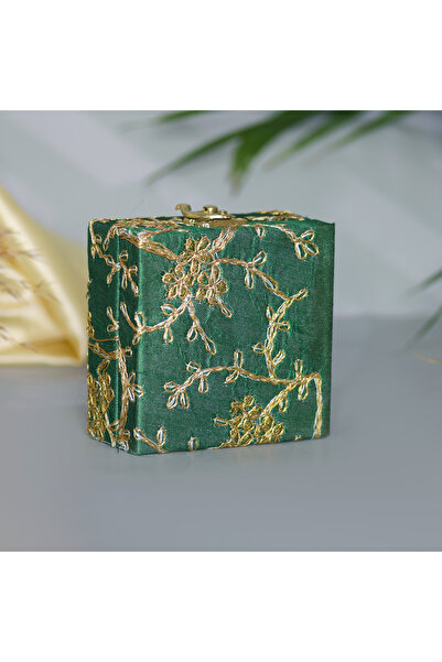 KIYAY صندوق مجوهرات مربع (11*11*6 سم) للقلادة والخاتم والأقراط وهدايا المجوهرات باللون الأصفر