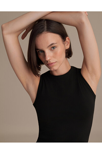 less and romance Zero Sleeve Top Black
