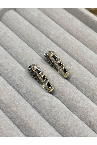 Kaan Accessoire أقراط من الفولاذ بحجر الباجيت مع تفاصيل ذهبية