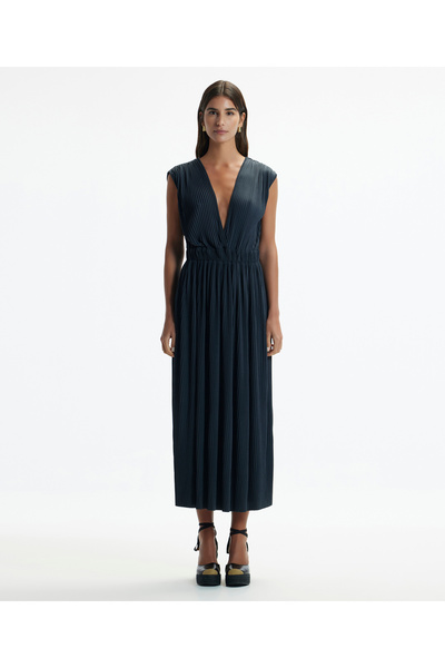 Yargıcı فستان طويل بطيات بدون أكمام ورقبة على شكل حرف V