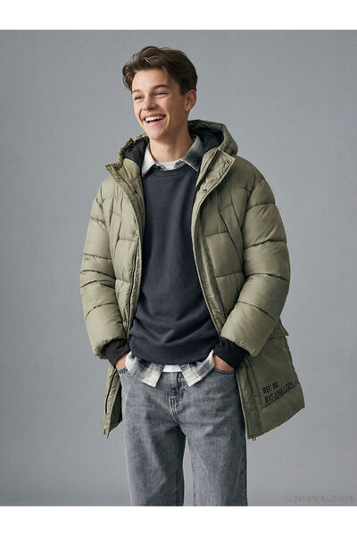 LC Waikiki معطف منفوخ للأولاد من أوزماركا للموسم الجديد مع غطاء للرأس