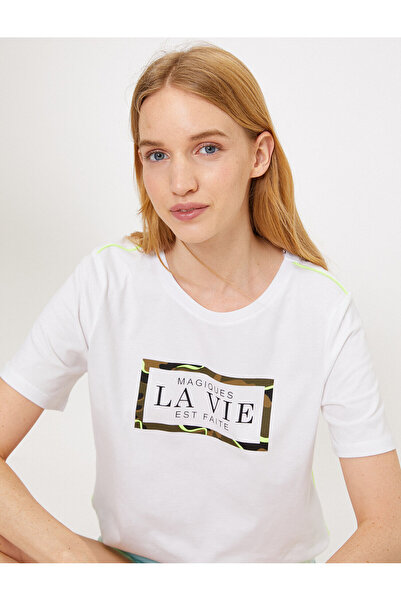 Koton Γυναικείο κοντομάνικο μπλουζάκι με λαιμόκοψη σε λευκό χρώμα