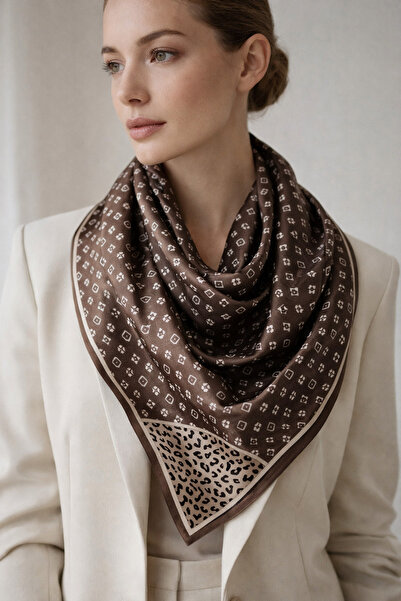 FA LORA TAKI DESENLİ KAHVERENGİ SATEN FULAR (70X70)