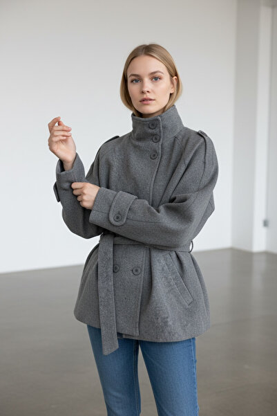 SLAY BUTİK Dik Yaka Dönüştürülebilir Yakalı Kuşaklı Kısa Kaşe Kaban