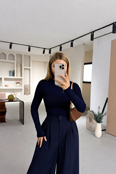 Sezgi Tekin بلوزة أساسية ذات ملمس ناعم من سلسلة Premium قماش قابل للتمدد باللون الأزرق الداكن