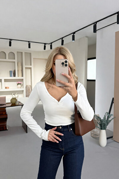 Sezgi Tekin V Yaka Düğme Detay Beyaz Bluz