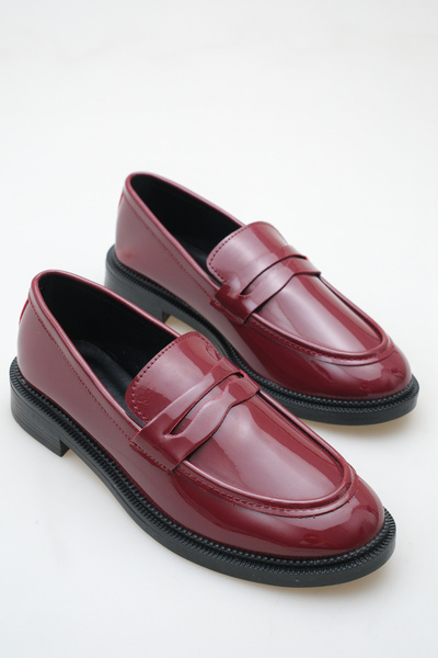 Shoesers حذاء لوفر نسائي بسيط وأنيق مصنوع من الجلد اللامع ونعل مسنن