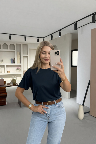 Sezgi Tekin تيشيرت أساسي من القطن باللون الأزرق الداكن مقطوع بالليزر