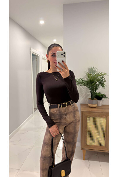 BİRCANÇİL Μπλούζα Dlvin Peri σε σκούρο καφέ χρώμα με λαιμόκοψη καγιάκ