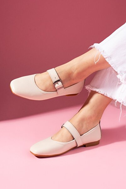 FUGA MODA حذاء باليه لورينا ذو اللون البيج مع حزام سميك ومشبك ذهبي