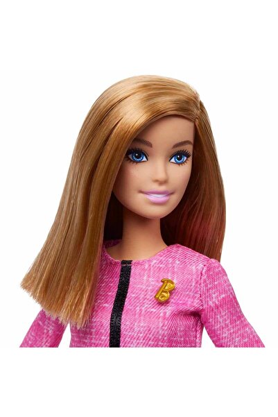 Barbie Geleceğin Lideri Bebek, kıyafetli, altın rengi 2 bilezikli ve rozetli, çıkartmalı HXN96