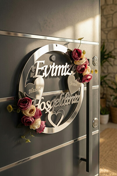 Dekorobi Kişiye Özel İsimli Aynalı Pleksi Kapı Süsü - Çiçekli Evimize Hoşgeldiniz Yazısı (30 cm)