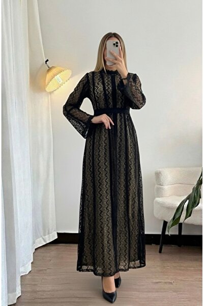 LUMY A long black evening dress with elegant and luxurious gold lace for special occasions.