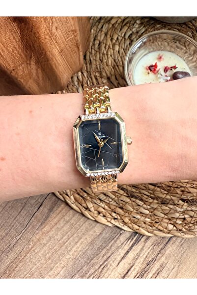 TD TRENDDURAGI ساعة يد نسائية مستطيلة الشكل مرصعة بالأحجار الصغيرة مع خطوط داخلية ذهبية وداخلها أسود