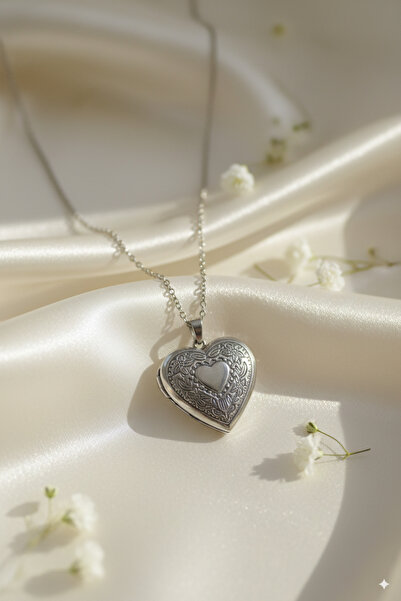 Miyoste Heart Patterned Openable Lid Heart Steel Necklace with Picture Holder Couple Necklace
