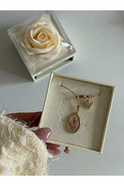Miraura Atelier Beyaz Güllü Çekmeceli Takı Kutusunda Asansörlü Çelik Zincir Harfli Vintage Gül Kolye