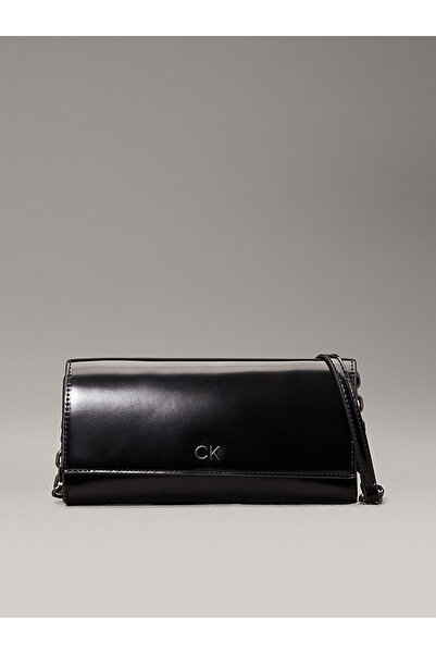 Calvin Klein Kadın Logolu Zincir Askılı Siyah Cüzdan