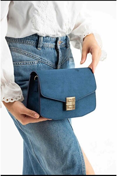 ÖZÜM TAKI حقيبة كتف نسائية صغيرة الحجم من جلد الغزال بتفاصيل ذهبية باللون الأ...