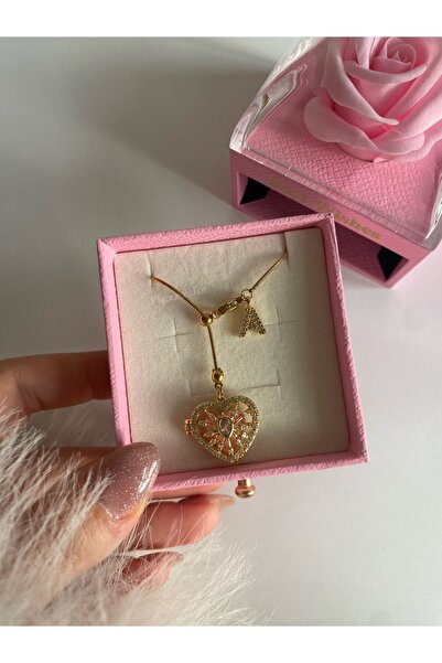 Miraura Atelier Pembe Güllü Çekmeceli Takı Kutusunda Harfli Çelik Zincir Açılabilir Kapaklı Kalpli Kolye