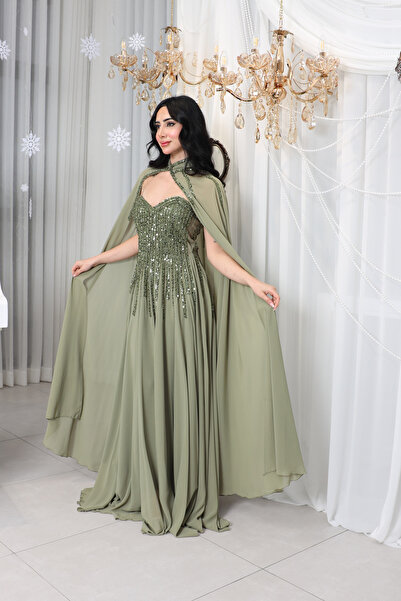 dantil An elegant olive-colored evening dress, suitable for formal occasions and evening events.