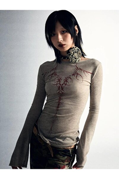 8line بلوزة بأكمام طويلة وطبعة خلفية حمراء باللون البيج