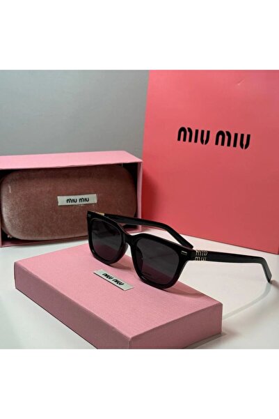 Sunglasses Women's square sunglasses, black frame and black lenses. Includes a pink velvet case and pink cardboard box.