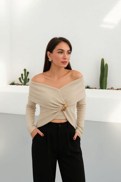 Gülümse boutique Kadın Bej Gold Aksesuarlı Madon Yaka Kruvaze Kesim Fitilli Bluz