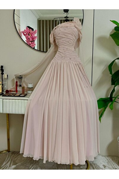 JFREE • 🌸 “A dress that speaks of refined taste and exceptional beauty.”