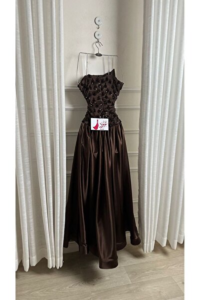 FGHJ • 🌸 “A dress that speaks of refined taste and exceptional beauty.”