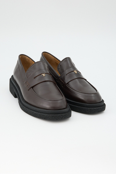 Jande حذاء لوفر نسائي من الجلد البني – شعار ذهبي صغير ونعل سميك