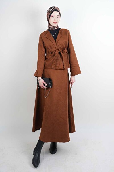 03KIZKULESITEKS طقم حجاب مكون من سترة بحزام وتنورة من الجلد الصناعي بلون بني