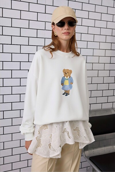 The Champ Clothing Жіночий оверсайз-светр Preppy Girl Bear з принтом, білий –...