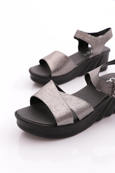 DGN 2100-159-22Y Women's Cross Strap Ankle Sandals