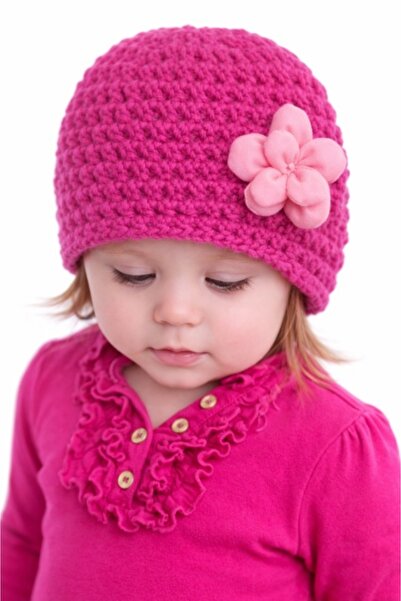 Superbaby Caciulita roz ciclamen crosetata cu floricica aplicata