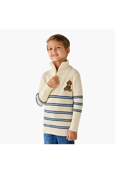 Juniors كنزة مخططة مزينة بتطريز دب، بياقة عالية وسحاب للإغلاق