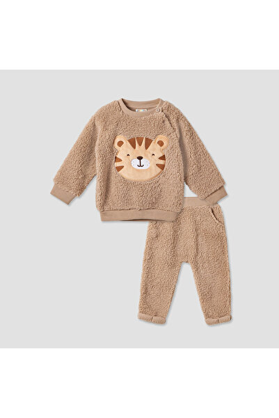 Juniors طقم سويت شيرت وبنطال رياضي مزين بتطريزات نمر