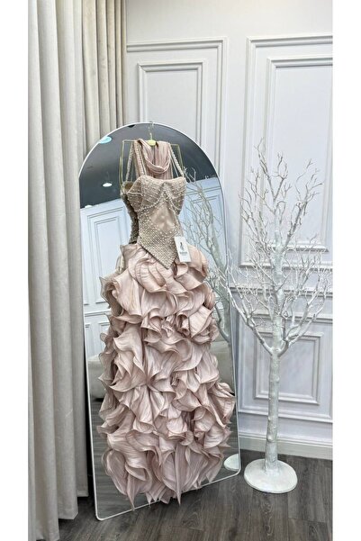 Banan dresses فستان سهرة فاخر بلون وردي ناعم وتصميم يجسد الأنوثة الطاغية