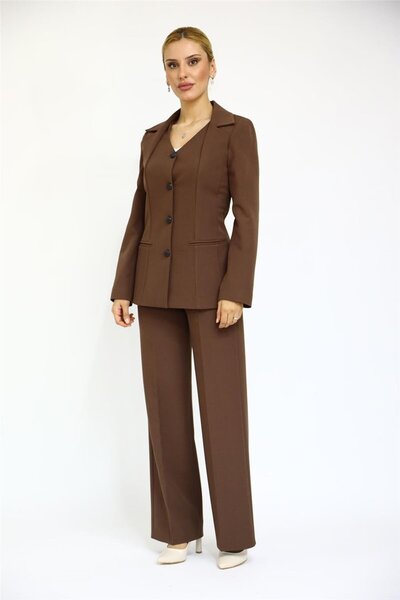 ÖNDER ÖZSOY سترة عصرية بأزرار على شكل حرف V وبنطلون واسع الساق للنساء - لون ا...