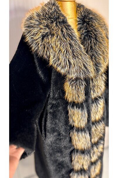 ŞEHRAZAT BUTİK Coat with Fur Detail on the Front