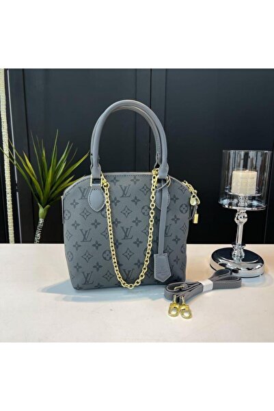 My first response First-class replica bag with all its accessories