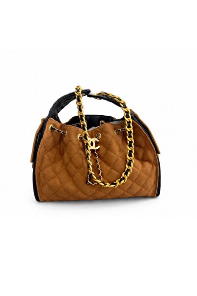 Genevcorner An elegant bag with a luxurious design that combines black quilted leather and warm brown suede.