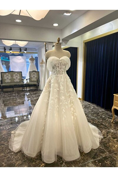 DOKKA WEDDİNG A KESİM YOĞUN DANTELLİ VE İŞLEMELİ YAKA DETAYLI TASARIM GELİNLİK