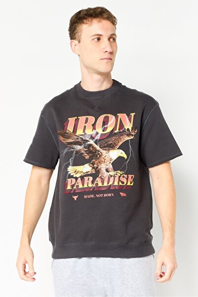 Under Armour تي شيرت رجالي فضفاض بأكمام قصيرة للأنشطة الخارجية، رمادي غامق