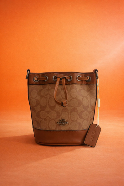 Genevcorner A stylish women's bucket bag that combines practicality and modern style, suitable for everyday use.