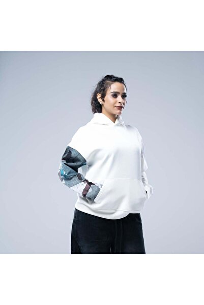 SWAG هودي سادة أوفرسايز بقبعة وطباعة أنمي مختلفة على الأكمام - ابيض