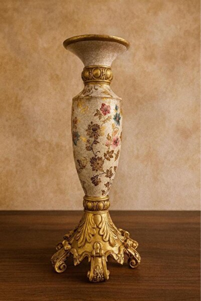 Oss elhetraf Floral motif vase with a gold base – a classic luxury decorative...